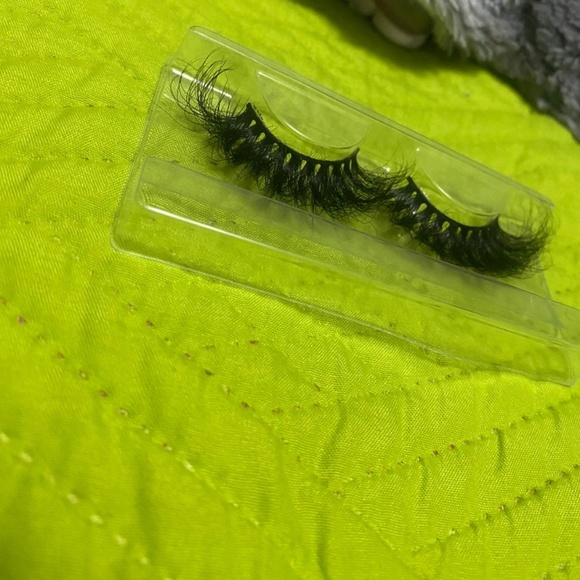 Lashes - Picture 1 of 3